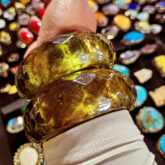 Rich Olive Green Faceted Acrylic Bracelet - Picture 5 of 16